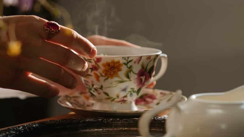 Comment organiser sa premi&egrave;re s&eacute;ance de tass&eacute;omancie ?