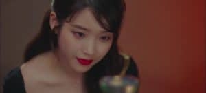 H&ocirc;tel del luna protagoniste femme cor&eacute;enne cheveux longs et rouge &agrave; l&egrave;vres rose fonc&eacute; sur fond ocre