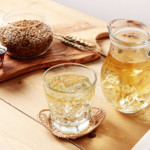 Mugicha (th&eacute; d&rsquo;orge) servi glac&eacute; avec des gla&ccedil;ons. Des graines d&rsquo;orge grill&eacute;es sont dispos&eacute;es de mani&egrave;re d&eacute;corative 