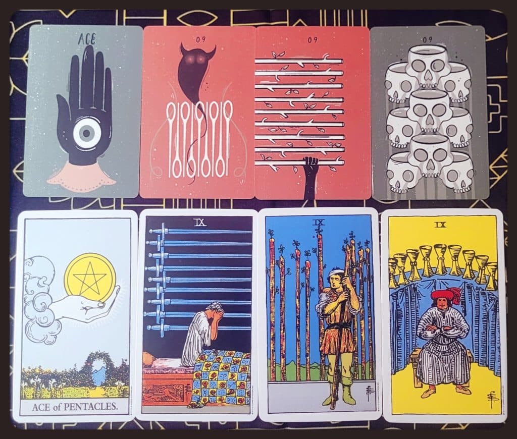 Comparaison des arcanes mineurs du Rider Waite Smith entre l’original et la version personnalisée du Teeny Tiny Tarot de Holly Oddly : les pentacles deviennent les yeux, les épées et aiguilles, les bâtons ne changent pas et les coupes devienne les crânes.