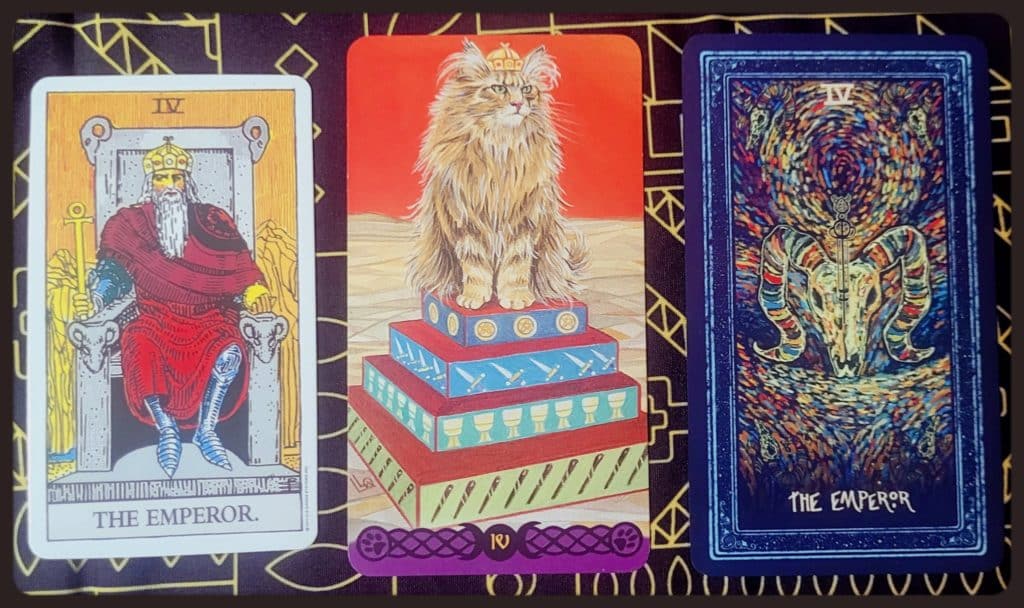 Trois représentations de l’arcane majeur quatre, l’empereur: la première (classique) montre un homme âgé habillé de rouge assis sur un trône blanc avec un fond jaune. La deuxième carte montre un vieux chat marron clair assis sur un socle composé de différentes rayures multicolores, avec un fond jaune puis rouge sans dégradé (tarot of pagan cats); la troisième carte a un fond bleu nuit et des bordures bleu moyen et montre une représentation dans les tons blancs, violets et verts d’une tête de buffle mort stylisée (prisma tarot).