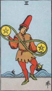 Rider Waite Smith - deux de pentacles (arcane mineur). Un homme en tenue médiévale tient deux boules jaunes avec des étoiles (pentacles) reliées par un fil vert qui forme le symbole de l’infini. Derrière lui se trouvent la mer et un grand ciel bleu.