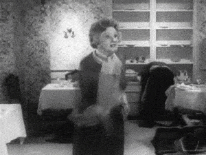 Film en noir et blanc - vieille femme dans un appartement style ancien envoie valser des hommes