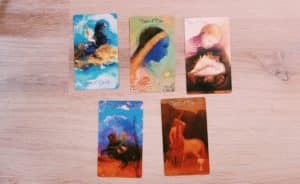 Les cartes de cour du Lonely Dreamer sur du plancher