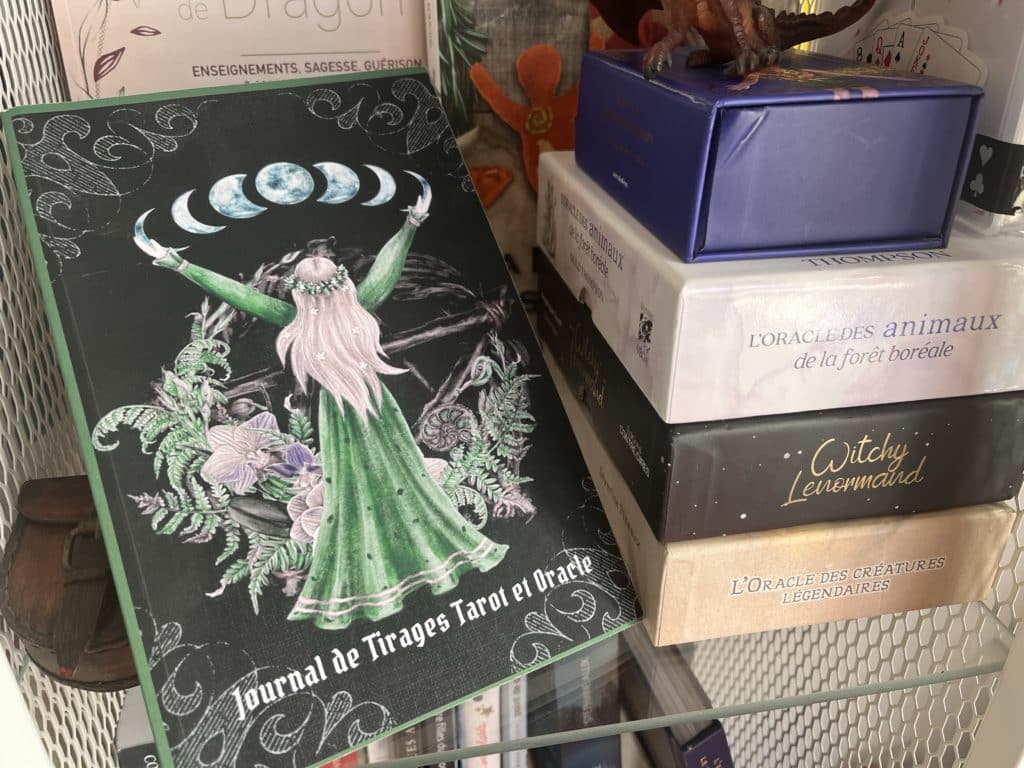 Mon journal de tirage et mes différents oracles: l’Oracle du Pays Imaginaire, l’Oracle des animaux de la forêt boréale, un Witchy Lenormand en noir et blanc, l’Oracle des animaux légendaires.