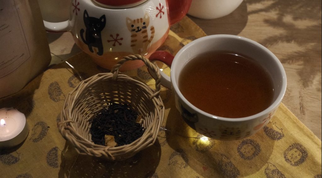 th&eacute; noir &agrave; la citrouille l'&eacute;pouvantail , th&eacute; d'automne de chez whitedragonworkshiop review. tasse et feuilles de th&eacute;